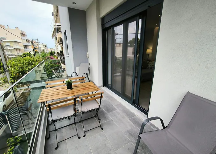 Floral Home 2 - 1St Floor Apt With Private Parking!
