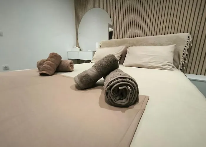 Floral Home 2 - 1St Floor Apt With Private Parking!