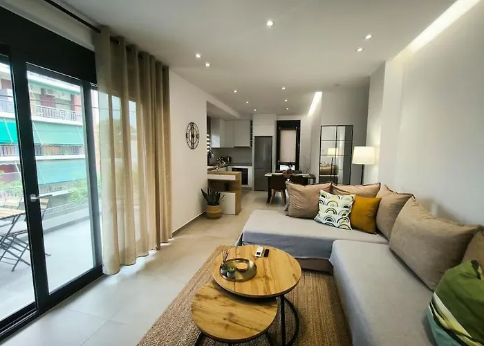 Floral Home 2 - 1St Floor Apt With Private Parking!