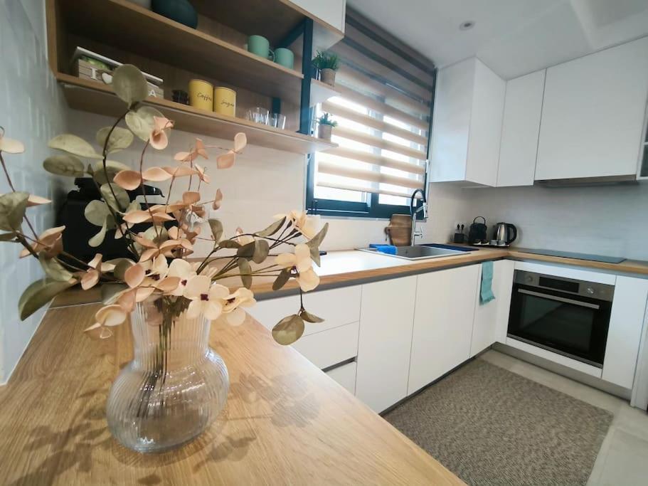 Floral 2 - 1st Floor With Private Parking! Apartment Athens