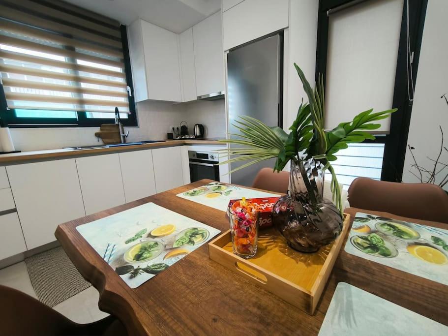 Floral 2 - 1st Floor With Private Parking! * Athens