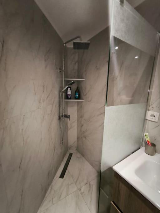 Apartment Floral 2 - 1st Floor With Private Parking!
