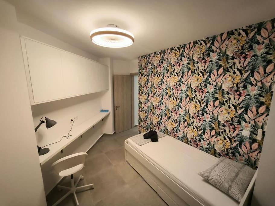 Floral 2 - 1st Floor With Private Parking! Athens